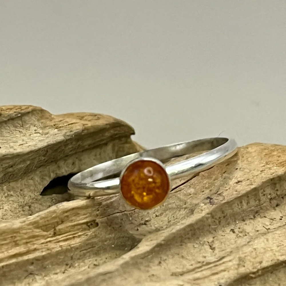 Elegant Silver and Amber Ring with Modern Minimalist Design - Picture 2 of 3
